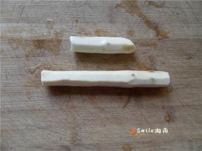 山药洗净去皮。