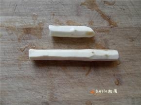 山药洗净去皮。