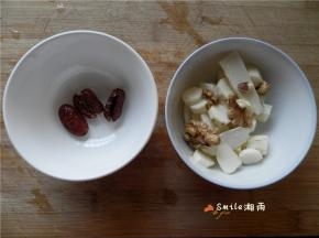 山药+核桃、红枣各放碗中。