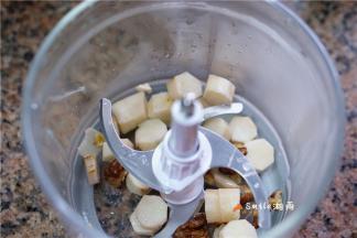 蒸熟的山药+核桃放东菱无线绞肉机。