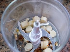 蒸熟的山药+核桃放东菱无线绞肉机。