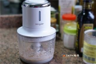 捣打成泥后取出。