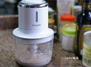 捣打成泥后取出。