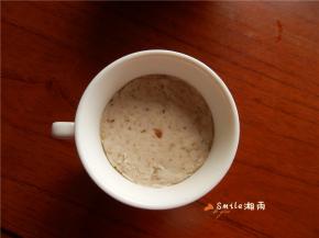 山药核桃泥放一小碗中，压平。