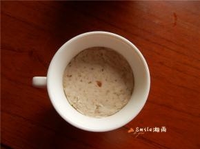 山药核桃泥放一小碗中，压平。