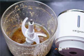 红枣加些温开水放无线绞肉机打成泥。