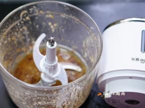 红枣加些温开水放无线绞肉机打成泥。