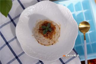 将山药泥倒扣在盘上，红枣泥淋在山药泥上。