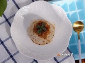 将山药泥倒扣在盘上，红枣泥淋在山药泥上。