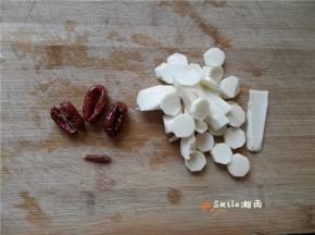 红枣去核、山药切薄片。