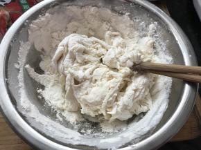 加入80g温水，用筷子搅拌成絮状