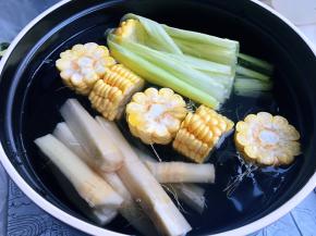 锅中注入足量的水，将甘蔗、玉米连皮一起入锅