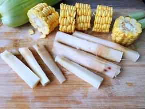 将玉米、甘蔗切成小块，玉米皮也不要扔掉