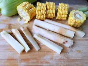 将玉米、甘蔗切成小块，玉米皮也不要扔掉