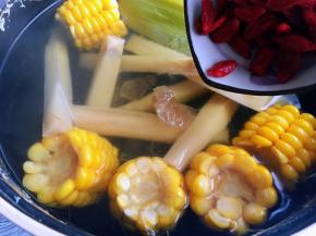 最后放入枸杞，开盖煮五分钟关火，焖五分钟