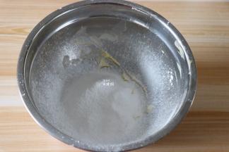 黄油软化后筛入糖粉搅拌均匀；