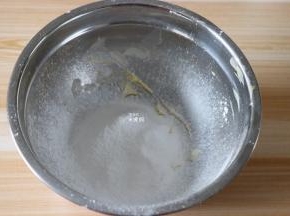 黄油软化后筛入糖粉搅拌均匀；