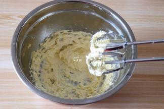 用电动打蛋器打发至颜色变浅蓬松状态；