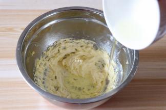 分2-3次加入蛋白，每次都要等蛋白和黄油充分融合后再倒入下一次的蛋白；