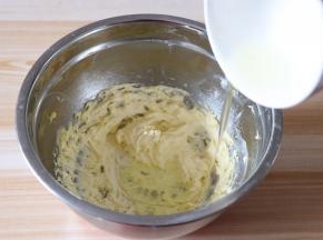 分2-3次加入蛋白，每次都要等蛋白和黄油充分融合后再倒入下一次的蛋白；