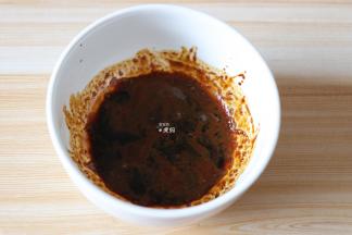 取2.5ml热开水冲泡溶解咖啡；