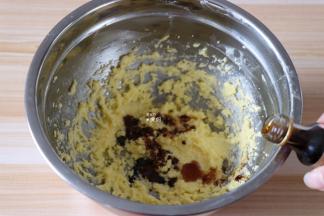 倒入黄油里，再滴3滴香草精；