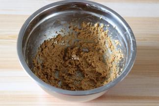 用电动打蛋器搅拌均匀；