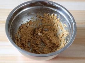 用电动打蛋器搅拌均匀；