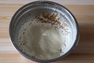 筛入低筋面粉和杏仁粉，用刮刀拌均匀；