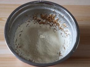 筛入低筋面粉和杏仁粉，用刮刀拌均匀；