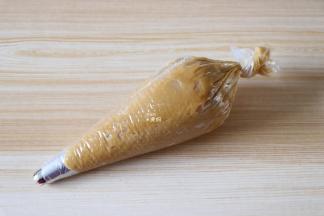 装入裱花袋中，花嘴我用的是菊花形裱花嘴；