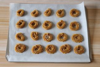 在烤盘上挤出曲奇花形；