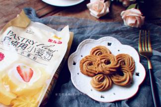 曲奇花纹清晰,咖啡味和杏仁味浓郁交织，再搭配一杯咖啡，做下午茶很不错哦。