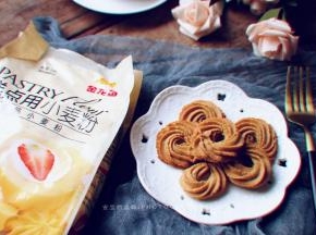 曲奇花纹清晰,咖啡味和杏仁味浓郁交织，再搭配一杯咖啡，做下午茶很不错哦。