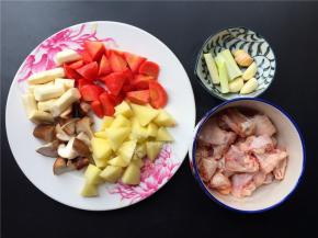 将各种配菜切好。