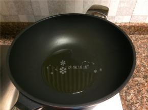 热锅倒油烧至八成热。