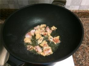 放入鸡翅煸干水份。