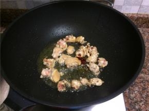 放入一勺豆瓣酱翻炒片刻。