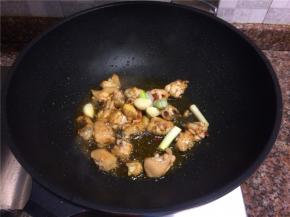 放入葱头大蒜翻炒10秒。