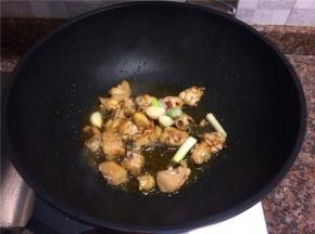 放入葱头大蒜翻炒10秒。