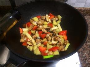 倒入适量生抽翻炒10秒。