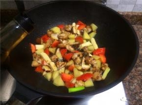 倒入适量生抽翻炒10秒。