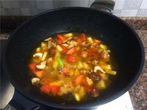 倒入两倍菜份量的清水大火煮开。