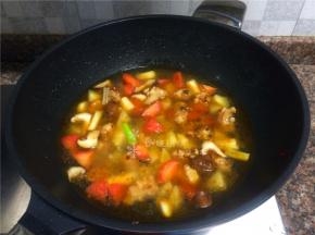 倒入两倍菜份量的清水大火煮开。