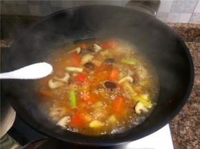 放入适量盐，转中火煮至汤汁浓稠即可。