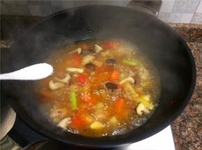 放入适量盐，转中火煮至汤汁浓稠即可。