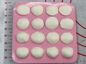 把白色面团按入，然后放冰箱冷冻