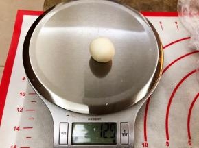 将白面团分成12克一个