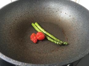 煎好板腱牛排后，用剩下的油将自己喜欢的蔬菜煎熟，与牛排搭配食用。