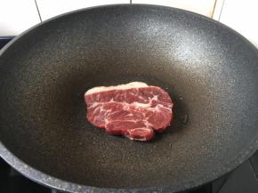 大火置锅，锅烧热，放入少许的橄榄油润一下锅，放入板腱牛排，中火煎3分钟。煎的时候不要翻动板腱牛排，避免牛排汁水流失。